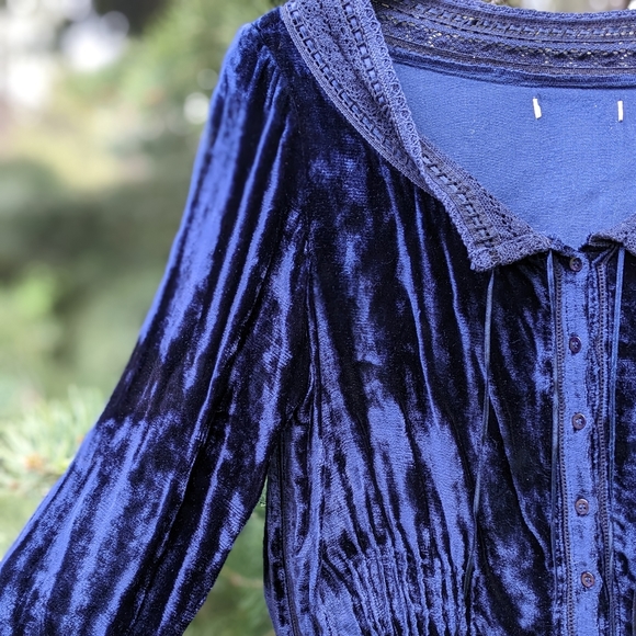 Velvet Renaissance Top - Picture 3 of 3